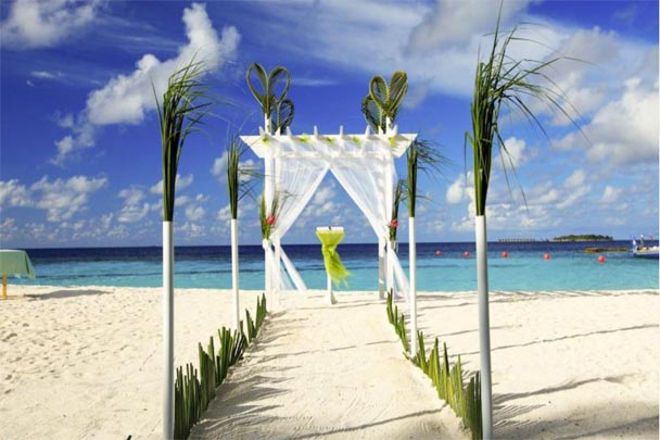 CENTARA-GRAND-ISLAND-MALDIVES-beach-wedding-poles