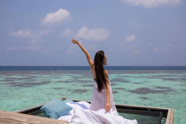 CENTARA-GRAND-ISLAND-MALDIVES-woman-on-deck