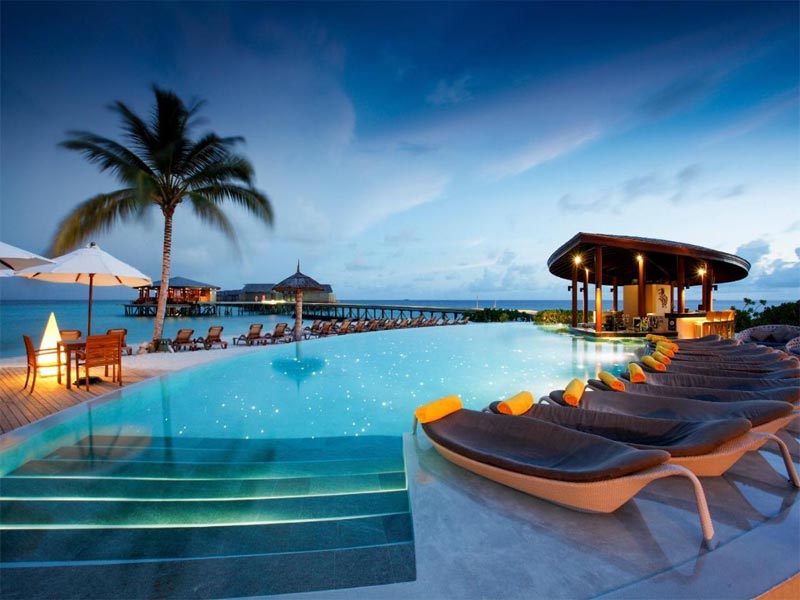 MALDIVES-HOLIDAY-PACKAGES-pool-and-ocean-views-dusk