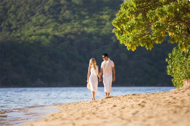 MALOLO-FIHI-beach-couple-walk