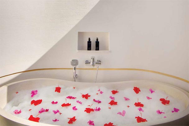 OBLU-SELECT-AT-SANGELI-bath-with-flowers
