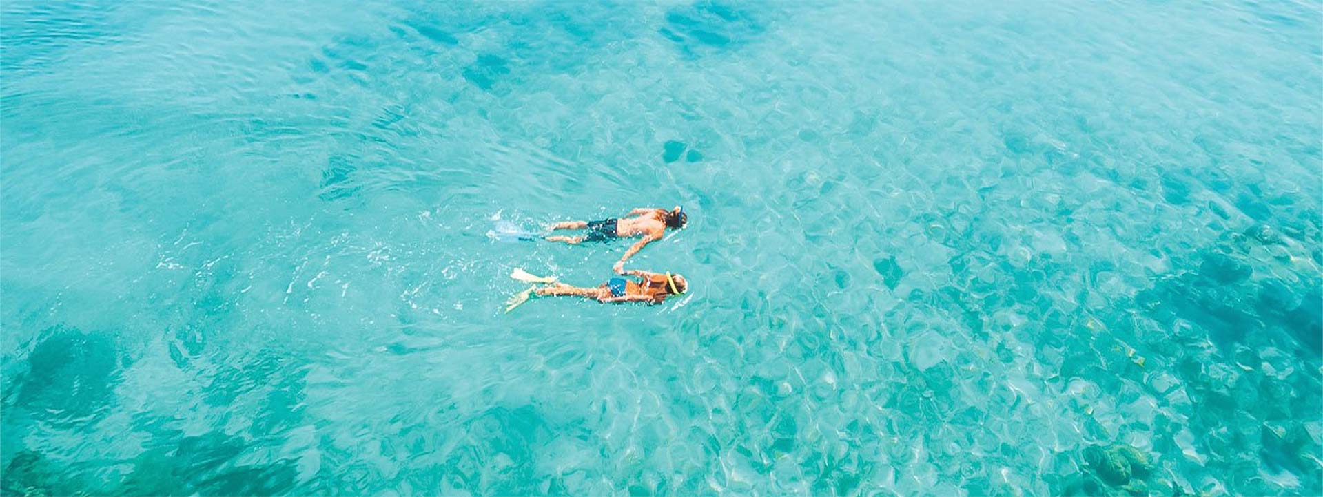 VOMO-Island-resort-couple-ocean-swim