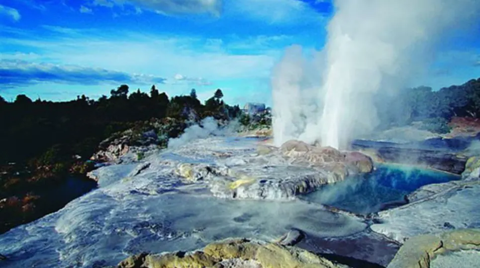 NORTH-ISLAND-geothermal-valley