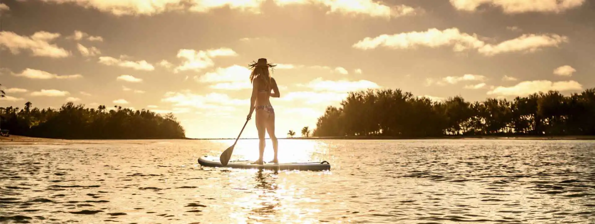 PACIFIC-RAROTONGA-RESORT-paddleboard-at-dusk-lagoon lady
