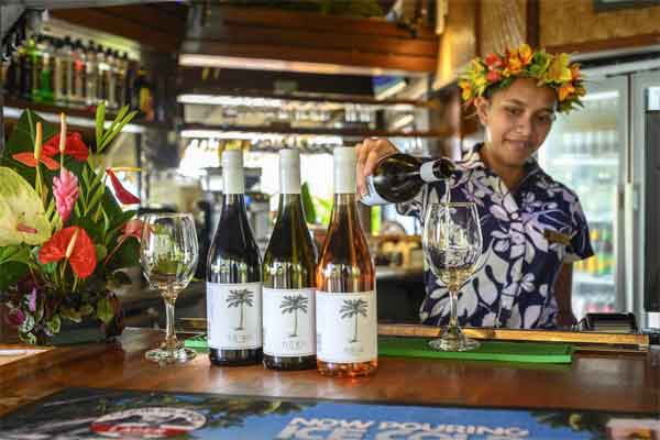 PACIFIC-RESORT-RAROTONGA-COOK-ISLAND-bar-tenders-wine-bottles