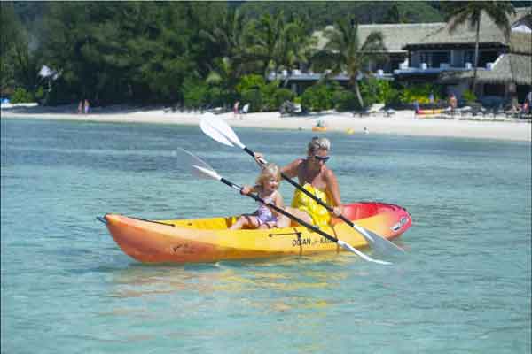 PACIFIC-RESORT-mum-daughter-paddleboard-Cook-Islands