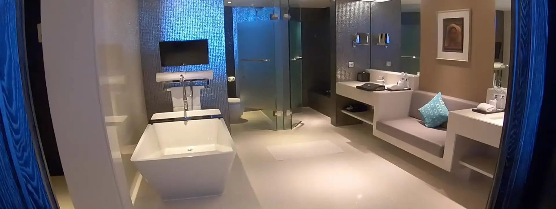 DOUBLE-SIX-LUXURY-HOTEL-SEMINYAK-BALI-holiday-deal-slider-bathroom