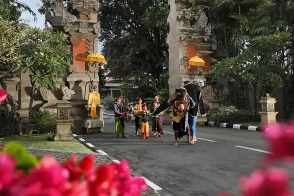 DYNASTY-RESORT-Bali-entrance-at-the-hotel
