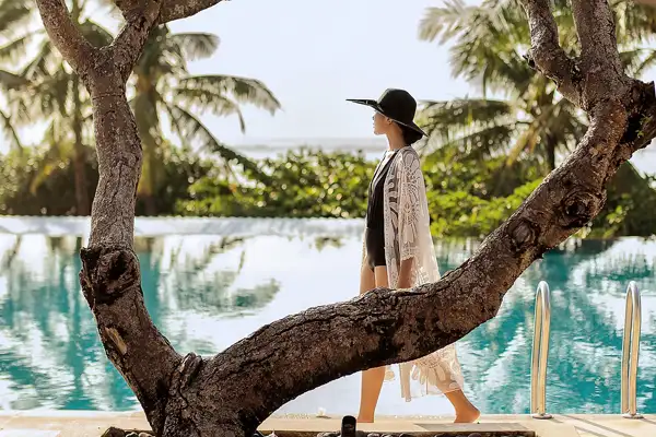 INTERCONTINENTAL-BALI-SANUR-holiday-package-deal-lady-walking-territory