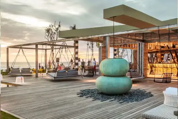 COMO UMA Canggu water front bar by pool
