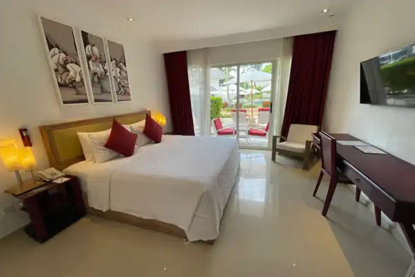 BLU ZEA poolview room king bed