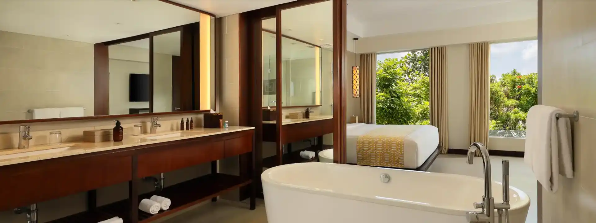 2-BEDROOM BALCONY SUITE Padma Resort Legian bath tub
