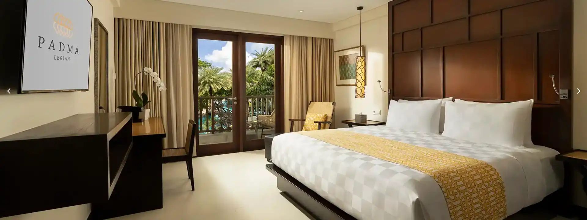 DELUXE LAGOON ROOM view King bed