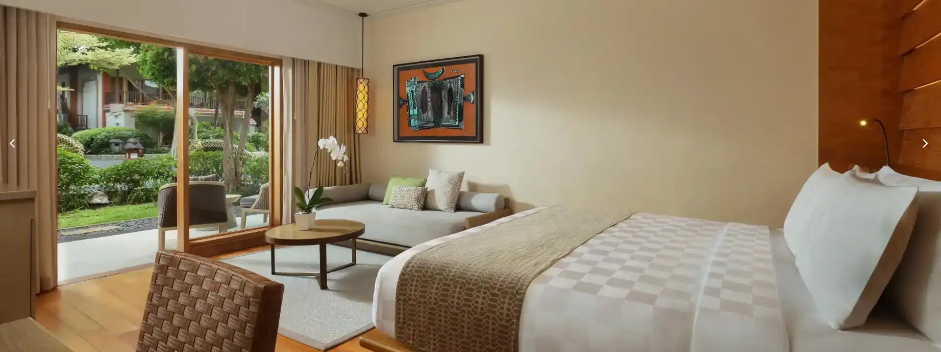 GARDEN CLUB CHALET king bed garden view