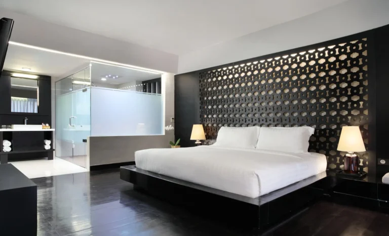 CROSS PAASHA SEMINYAK Penthouse Suite king bed