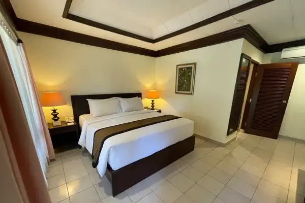 GRIYA Garden Wing room king bed