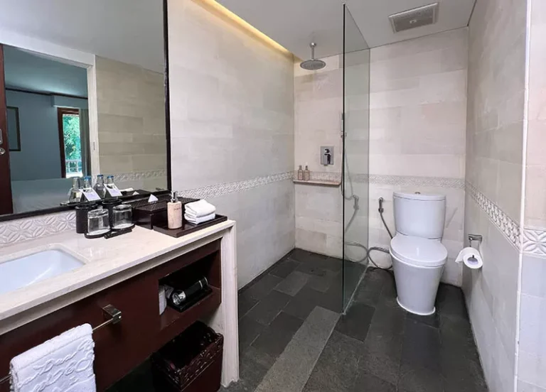 NUSA DUA BEACH HOTEL Deluxe Room bathroom