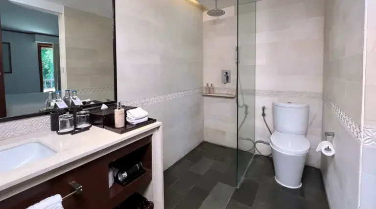 NUSA DUA BEACH HOTEL deluxe room for 3 bathroom