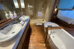 HOLIDAY INN CANGGU 1 Bed suite view to bed