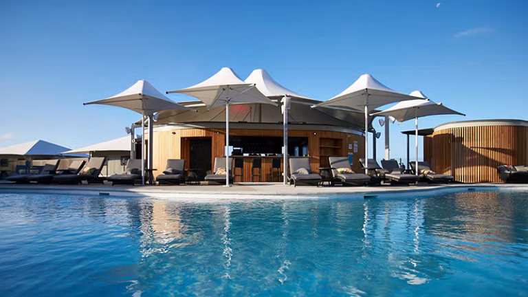 DISCOVERY RESORTS ROTTNEST ISLAND pool and bar