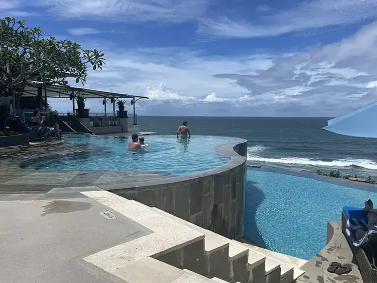 ANANTARA hotel Uluwatu swimming pool and bar