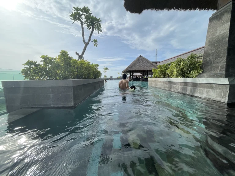 HOLIDAY INN CANGGU roof pool father sun infinity pool