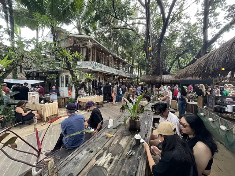 LA BRISA market people Canggu